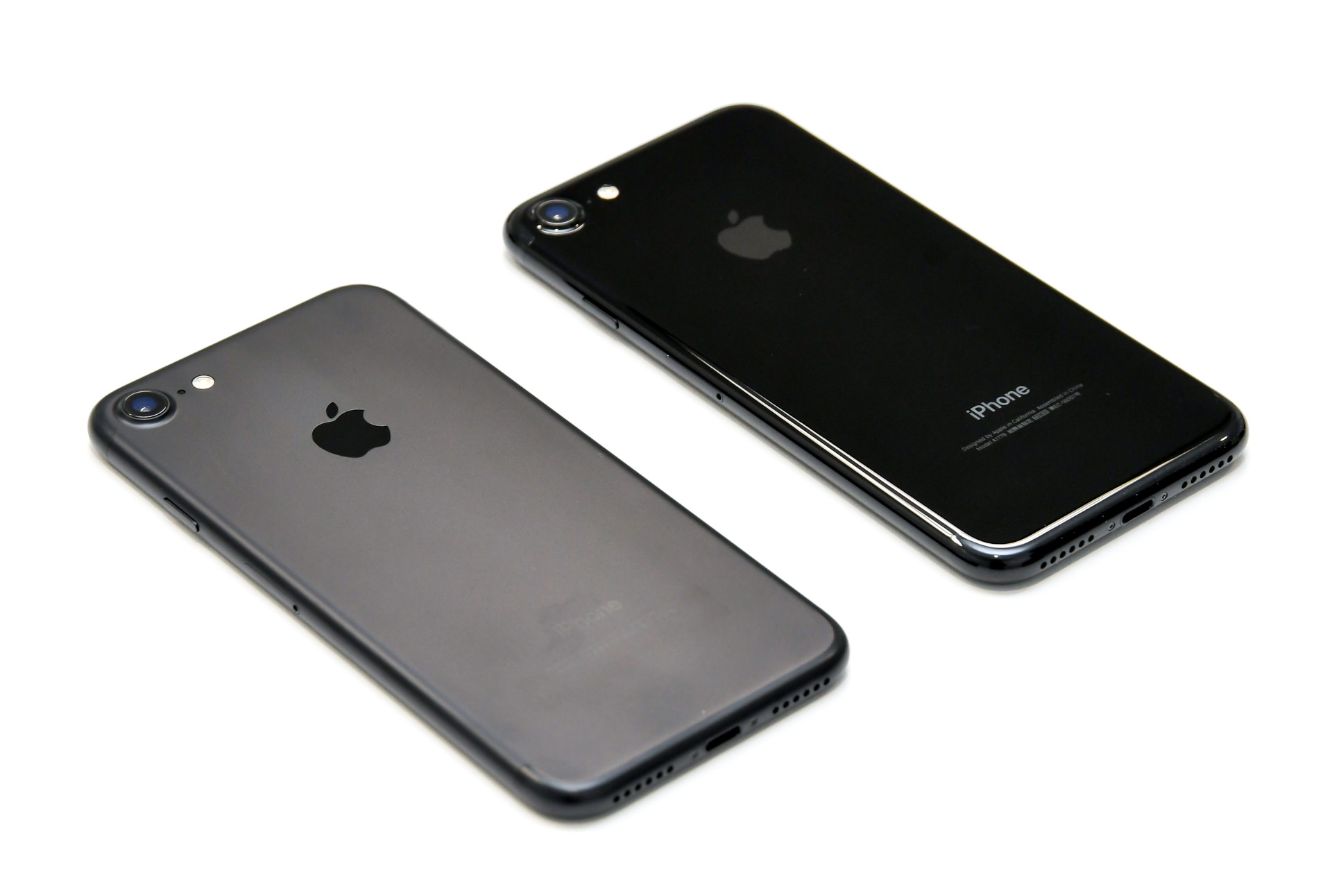 iPhone 7 ブラック / ジェットブラック 外観比較 – でこにく