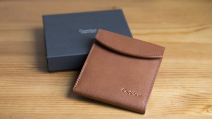 薄くてシンプル、そして使いやすい二つ折り財布「カルトラーレ 