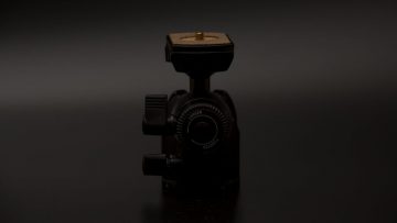 新製品ではないけど安定感あってよい。Velbonの自由雲台「QHD-65」を買った