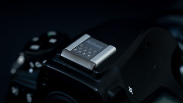 メタルブラックなアクセサリーシューカバーでNikon D850のアクセサリーシューをクールに保護してみた