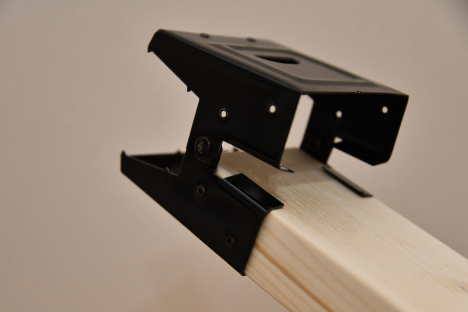 2×4材をソーホースブラケットに差し込む