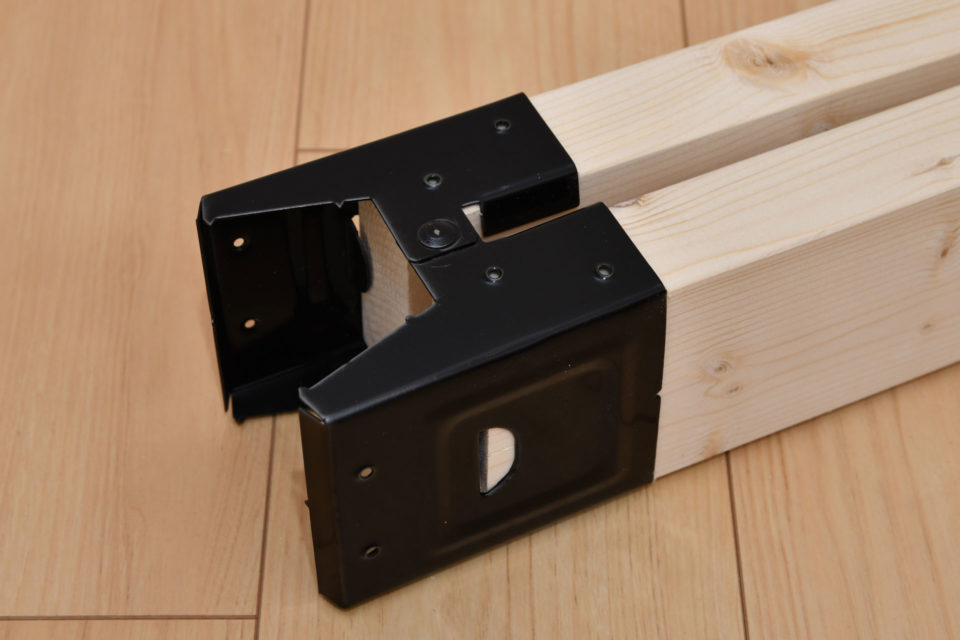 2×4材を2本ソーホースブラケットに差し込んだ状態