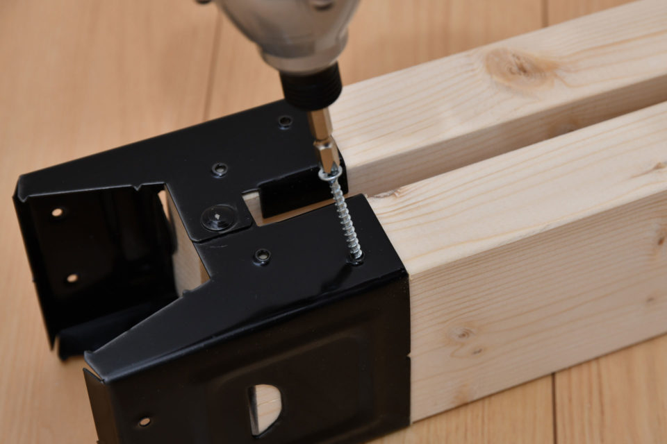ソーホースブラケットと2×4材をビスで固定