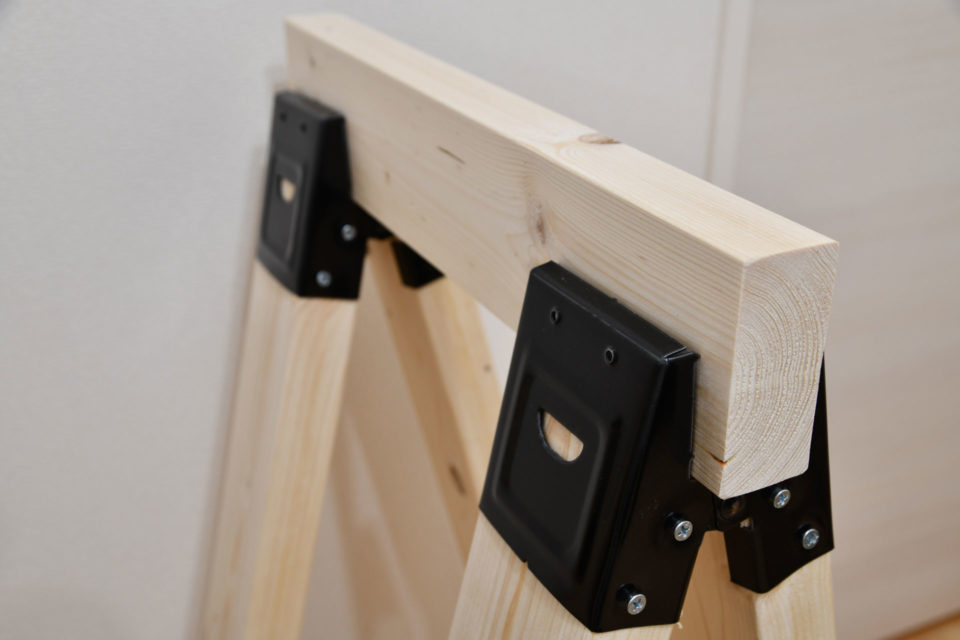 2×4材をソーホースブラケットで挟む