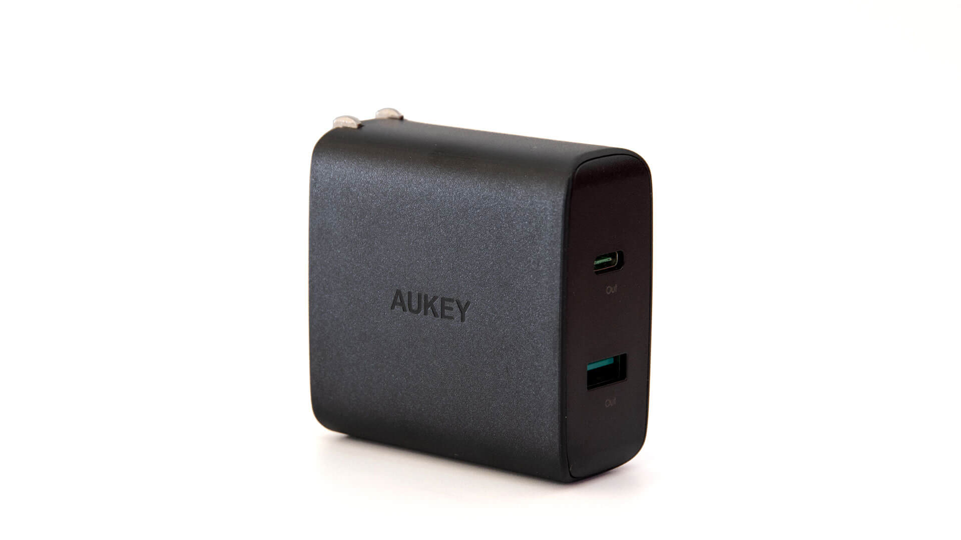 MacBook ProとiPhoneを同時に充電できるAukeyのUSB PD対応充電器が便利