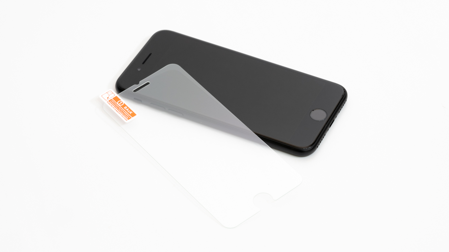 iPhone SE (第2世代) にiPhone 8用のガラスフィルムを貼ると、浮きます