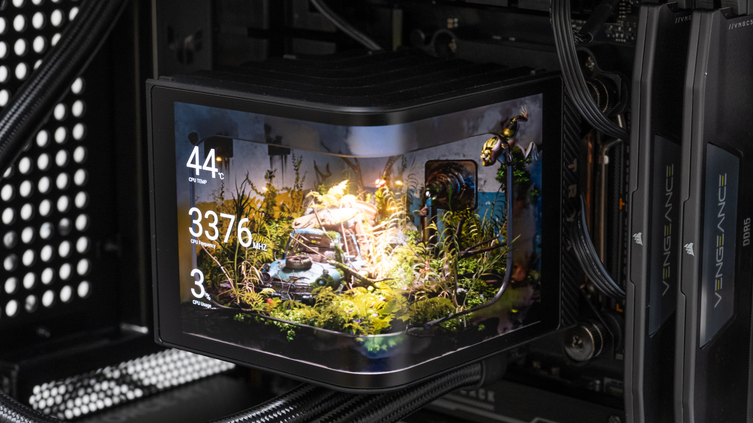 湾曲有機ELディスプレイがかっこいい簡易水冷CPUクーラー「TRYX PANORAMA 240」レビュー